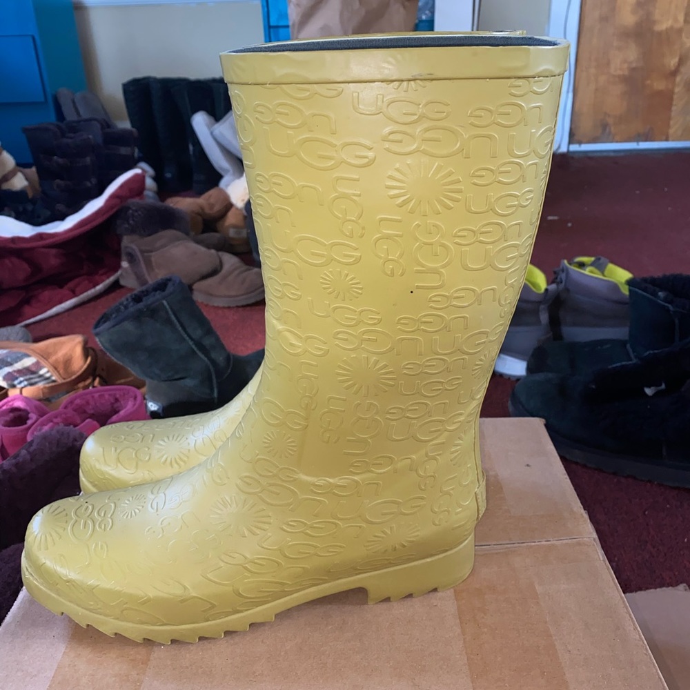 Size 9 Ugg Rain Boots Not Sure Of Color - image 4